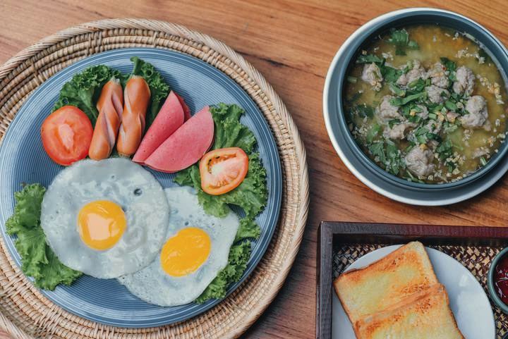 Eggs, porridge and toast