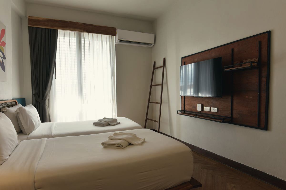 Holy Twin with two beds, teak TV wall and window
